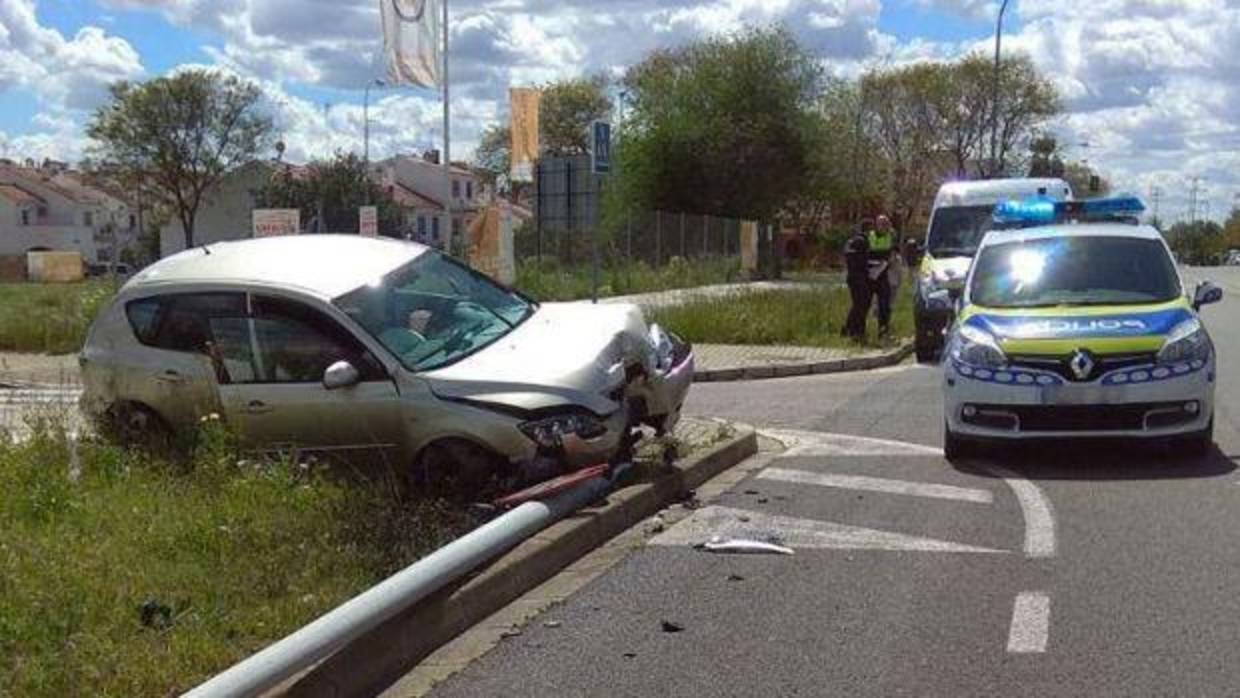 El vehículo siniestrado, sobre la farola