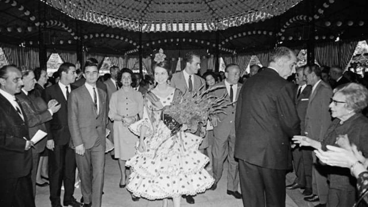 Los Príncipes de España en una caseta de la Feria en 1968