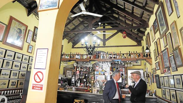 Un siglo de historia de Sevilla en la venta con más solera