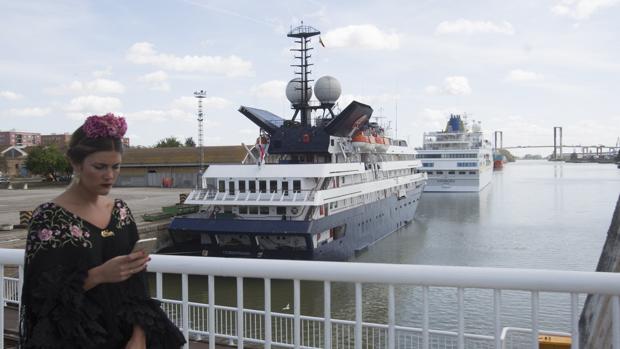 La obra del puente de las Delicias impide el atraque de yates esta Feria de Abril
