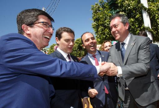 Juan Marín saluda al alcalde de Sevilla ante Albert Rivera