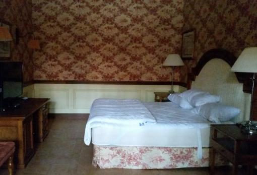 Una de las 133 habitaciones del hotel La Boticaria en una imagen tomada hace dos años