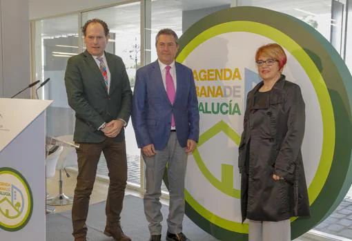El viceconsejero de Medio Ambiente, el alcalde de Sevilla y la secretaria de la FAMP