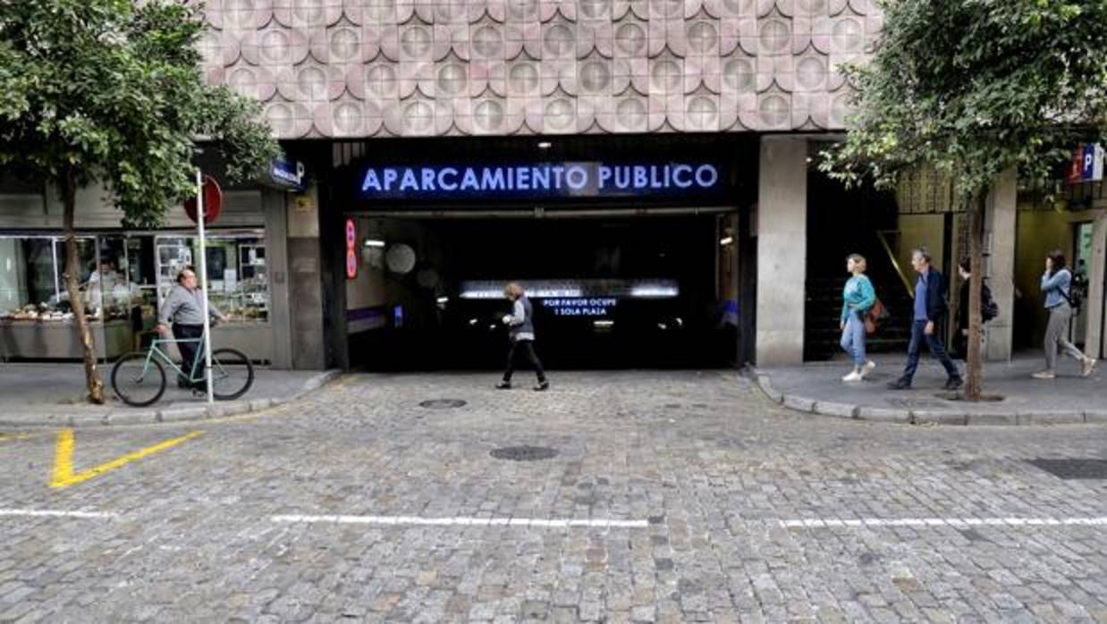 Aparcamiento en superficie en el Círculo Mercantil
