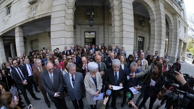 Los jueces sevillanos, indignados con el «ataque a la Democracia» del ministro