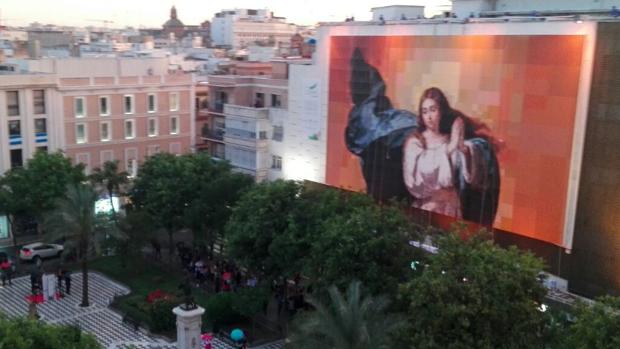 La Inmaculada «La Colosal» de Murillo preside la plaza del Duque de la Victoria de Sevilla