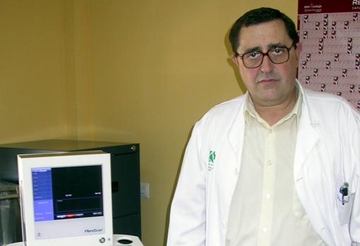 El doctor Pineda junto al Fibroscan, tecnología no invasiva cuyo uso se ha impulsado a nivel internacional desde el Valme y sobre el que versan algunos de los trabajos de investigación