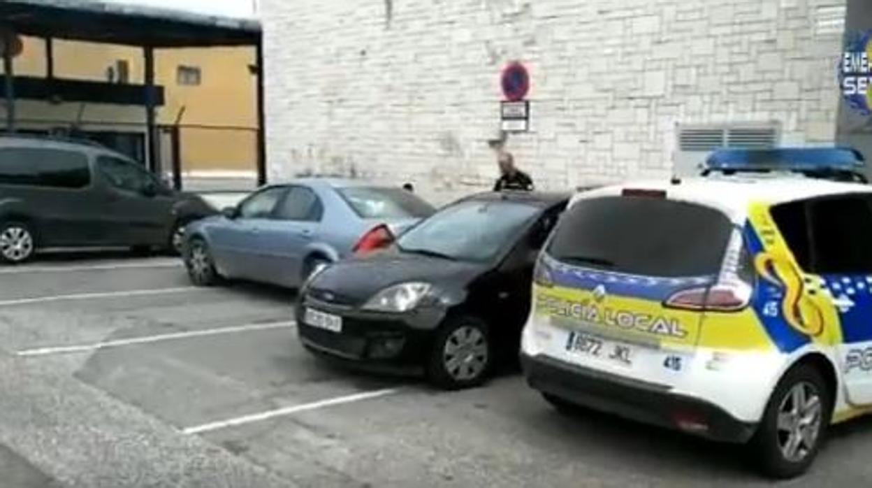 El vehículo que conducía el detenido, junto a la patrulla policial