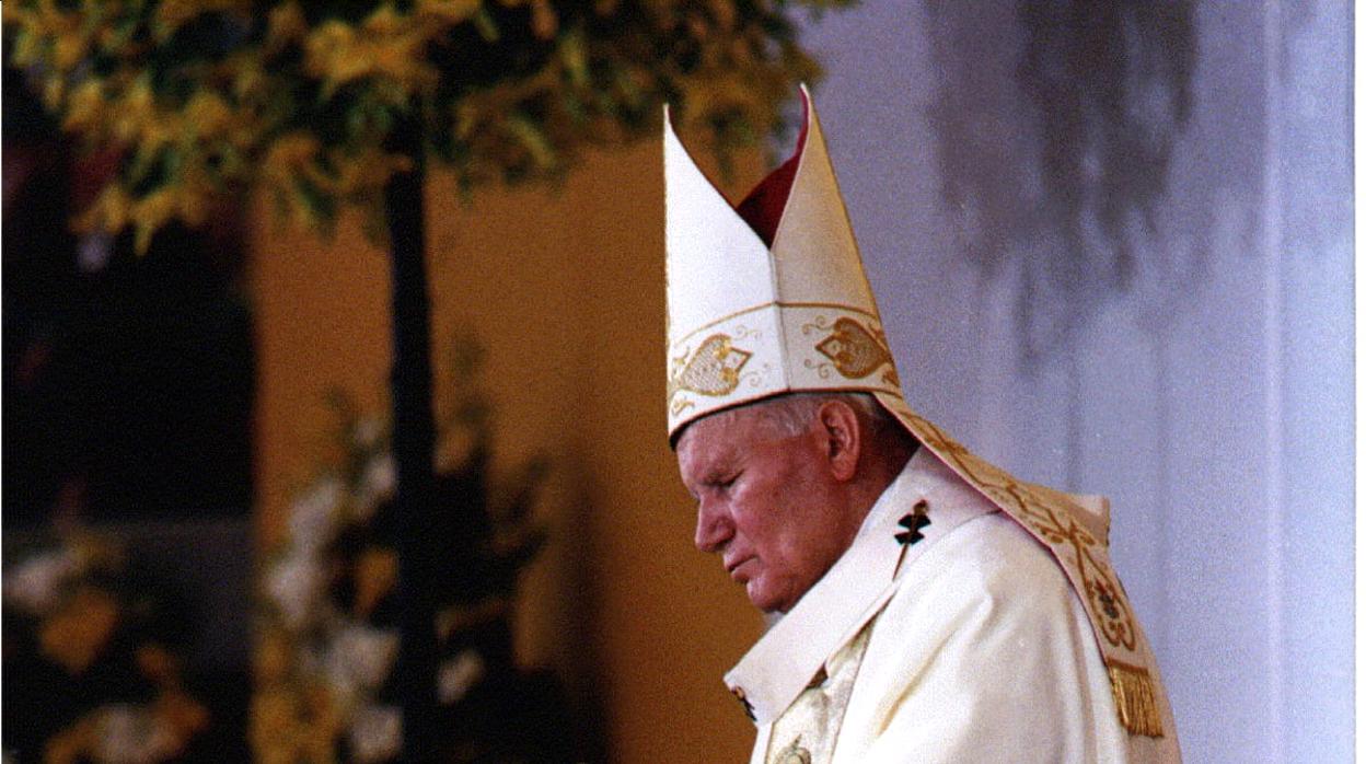 El Papa impone sus panos sobre la cabeza de José Manuel Martínez Santana