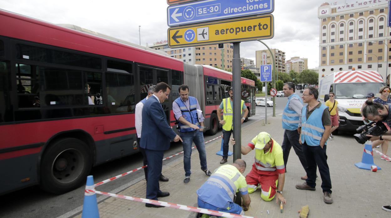 Cabrera supervisa al colocación de la nueva señal