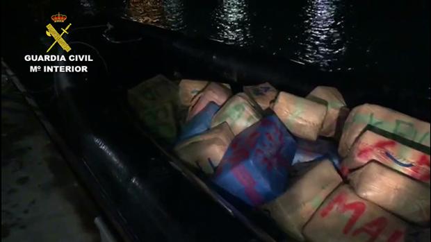 Detenidos mientras tripulaban una embarcación con seis toneladas de hachís en el río Guadalquivir