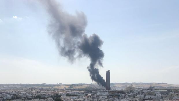 La columna de humo vista desde la Giralda