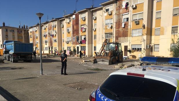 El Ayuntamiento de Sevilla derriba 28 patios ilegales adosados a los bloques en las Tres Mil Viviendas
