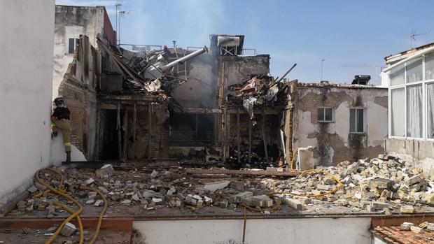 Desalojan parte de la finca del barrio León de Sevilla que sufrió un incendio el viernes