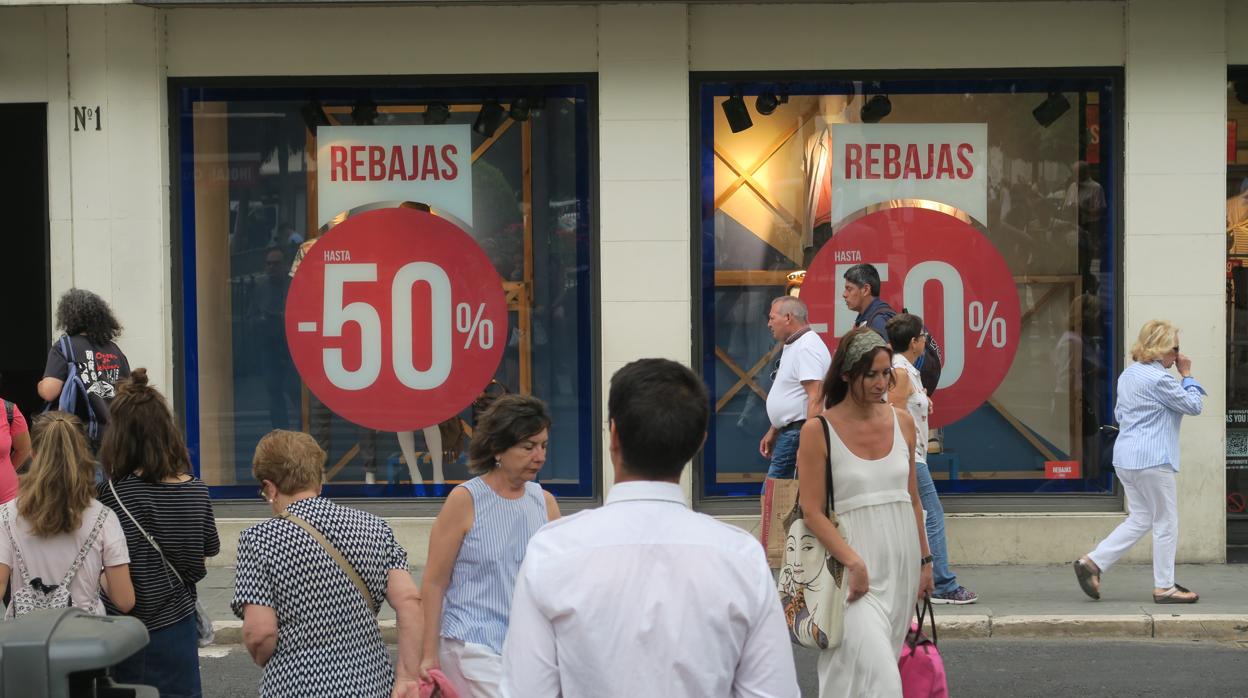 Un escaparate de un comercio anuncia rebajas del 50 por ciento
