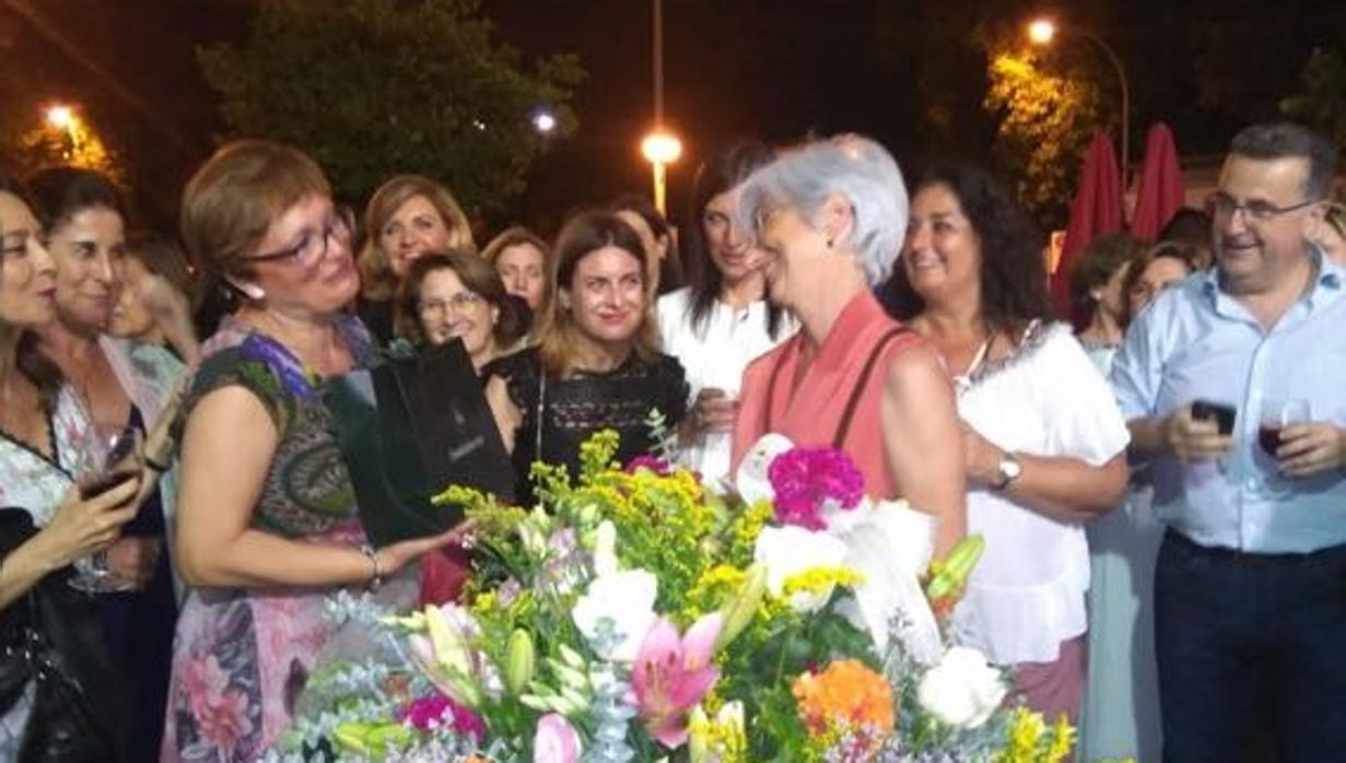María José Segarrra recibe un ramo de flores