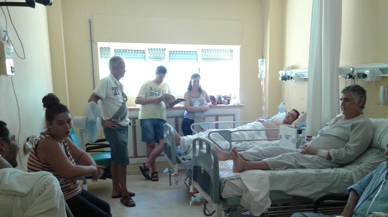Enfermos y familiares en una habitación del hospital Macarena