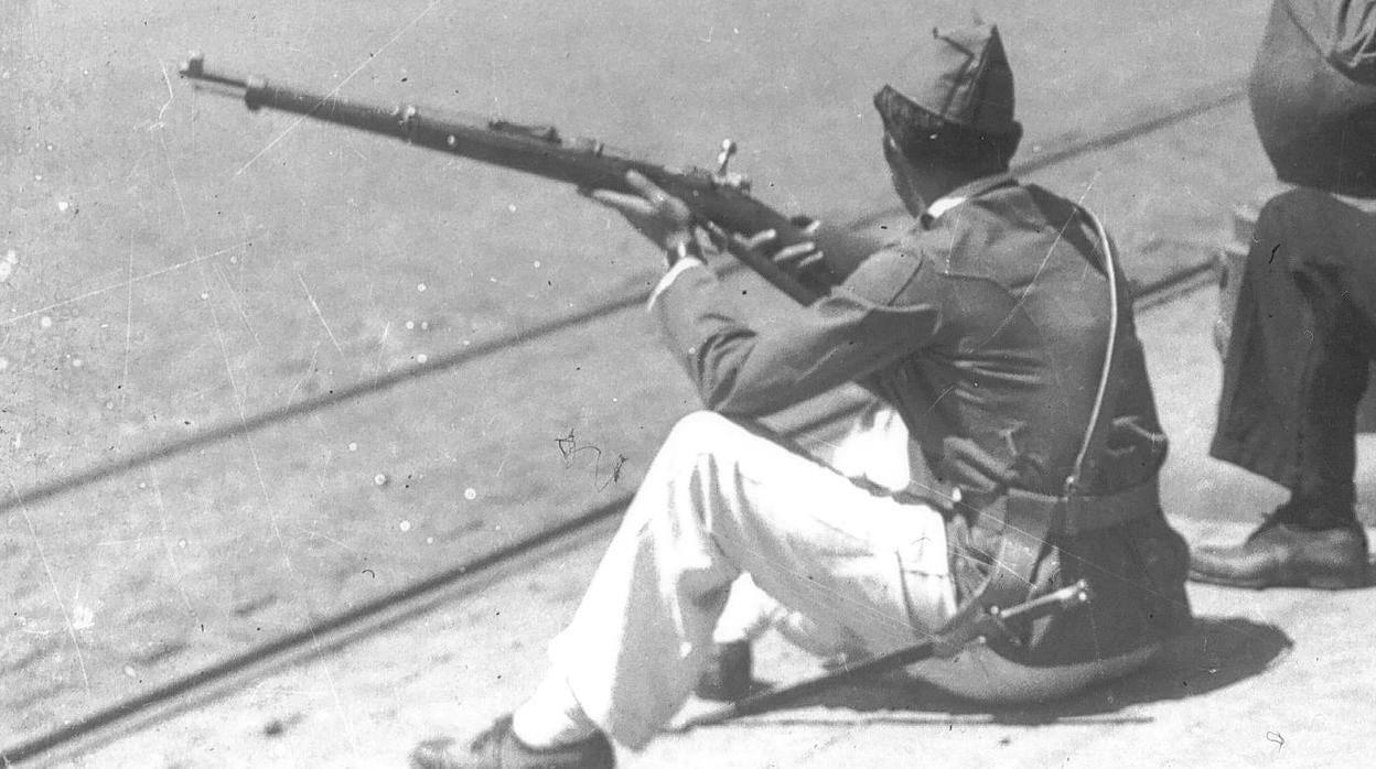 Soldados armados en una calle de Sevilla a dos días de iniciarase la Guerra Civil