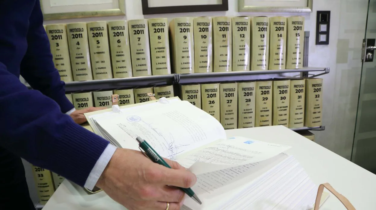 El notario comunica a los herederos su condición en caso de ser necesario