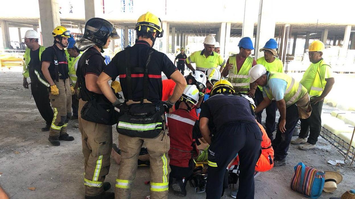 Herido un obrero al caer al vacío en una obra de Palmas Altas en Sevilla