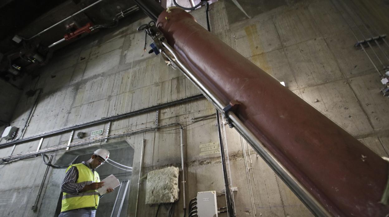 Uno de los técnicos, junto al sistema hidráulico del puente de las Delicias