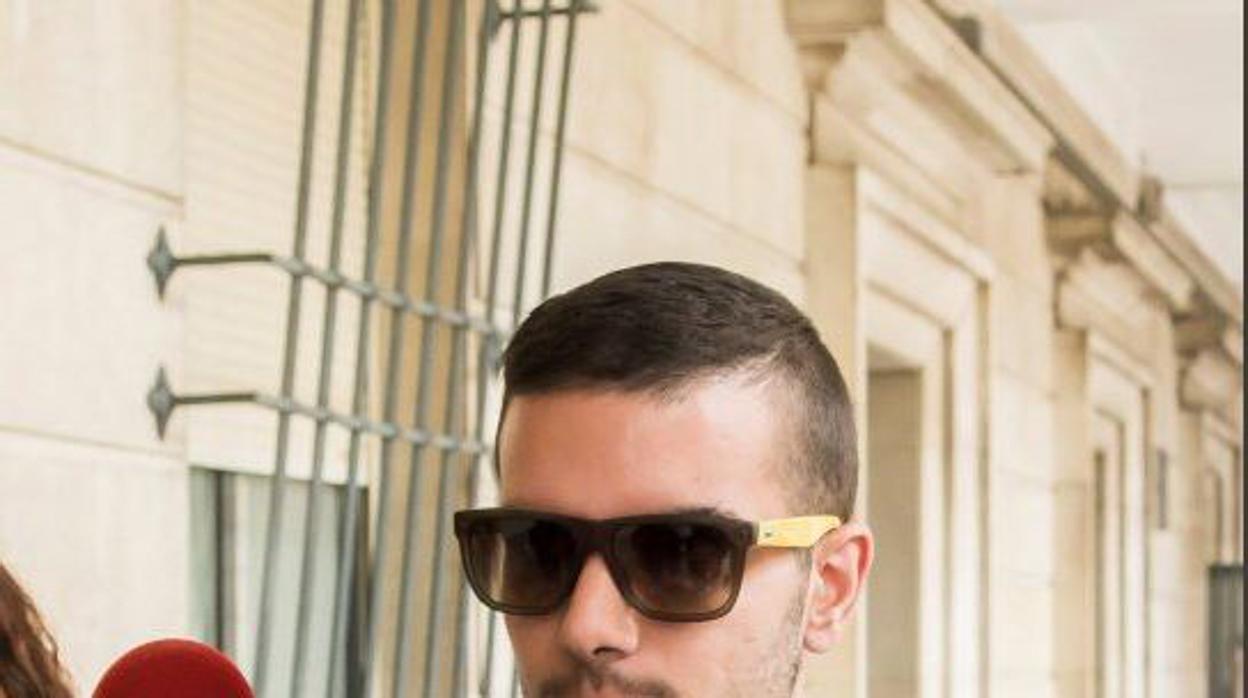 Ángel Boza, uno de los miembros de la Manada, lleva una pulsera con la palabra «justicia»