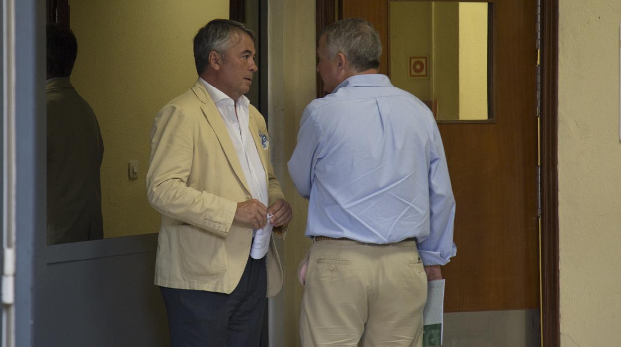 el abogado de cuatro miembros de la Manada, Agustín Martínez, en los juzgados de Sevilla