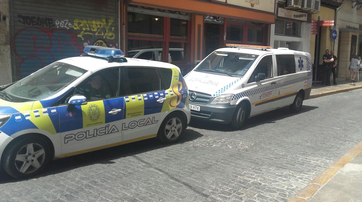 Un vehículo de la Policía Local y una ambulancia, en la puerta de la casa donde ocurrieron los hechos