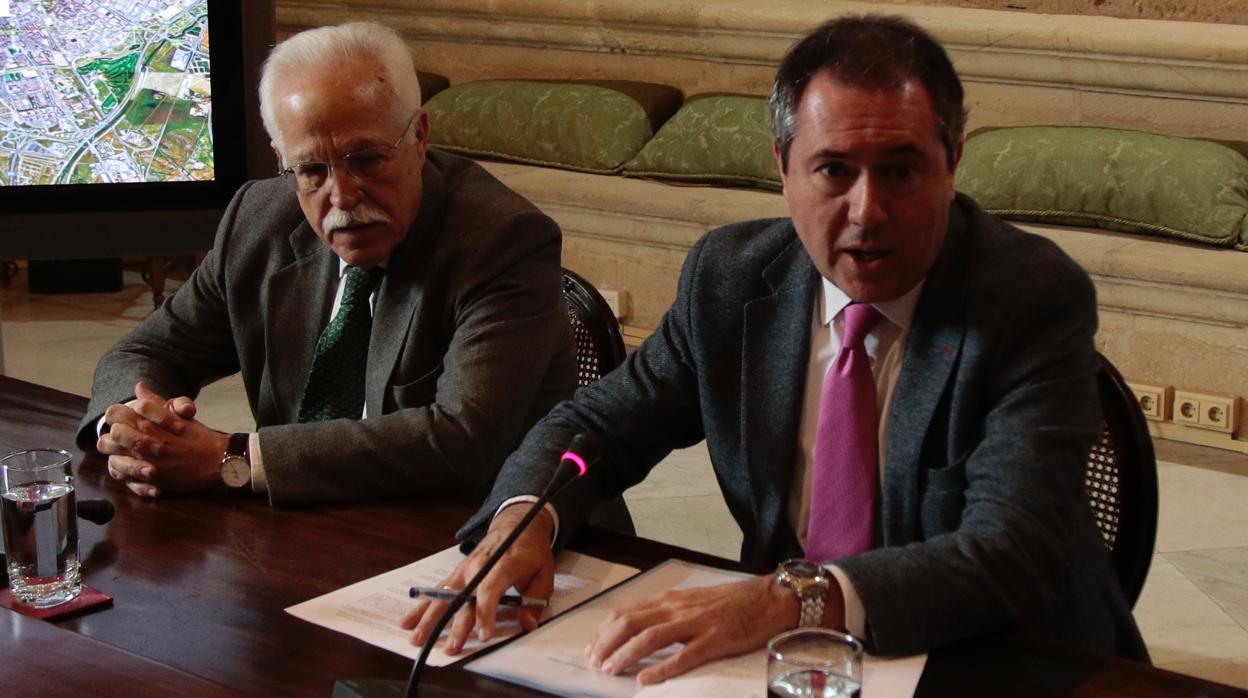 Juan Espadas, junto a Joaquín Castillo