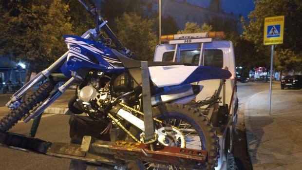 Un menor de 14 años, conducía una moto sin carnet, sin casco, sin frenos y sin espejos por Sevilla