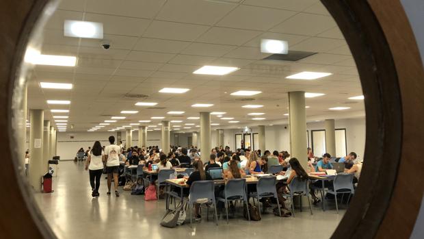 La guerra de los estudiantes por coger sitio en las bibliotecas de Sevilla