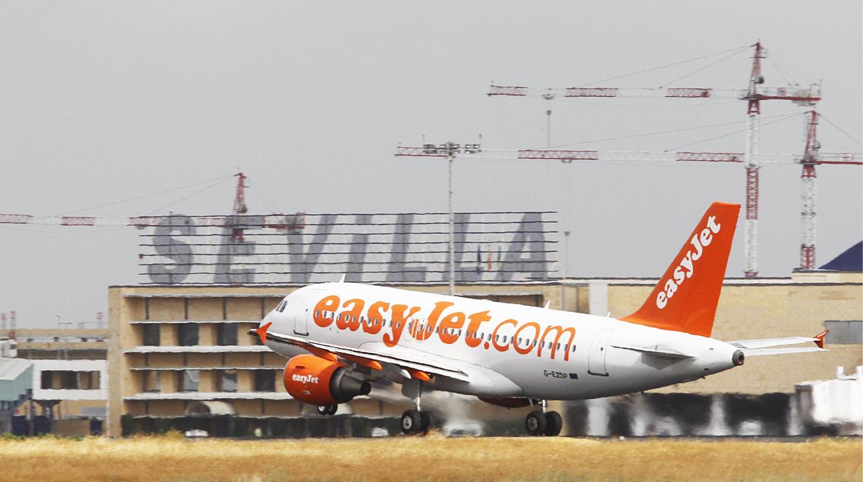 Un avión de EasyJet en el aeropuerto de San Pablo