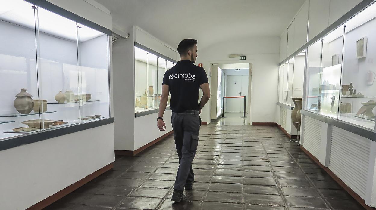 Uno de los trabajadores de la empresa externa