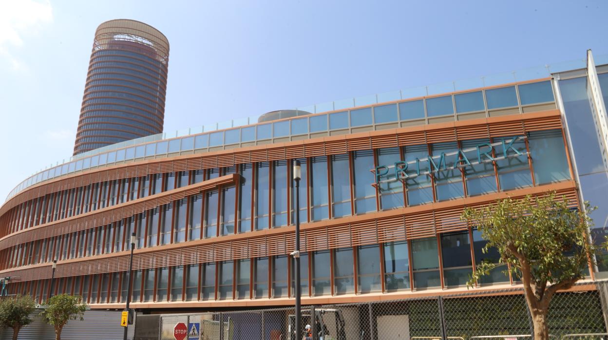 El rótulo de Primark, en el centro comercial Torre Sevilla
