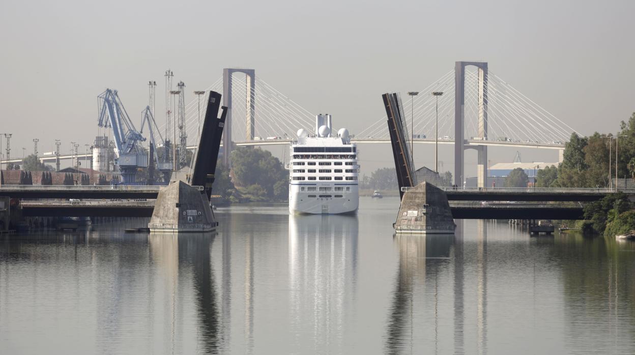 Entrada de un crucero por el puente de las Delicias con el puente del Centenario de fondo