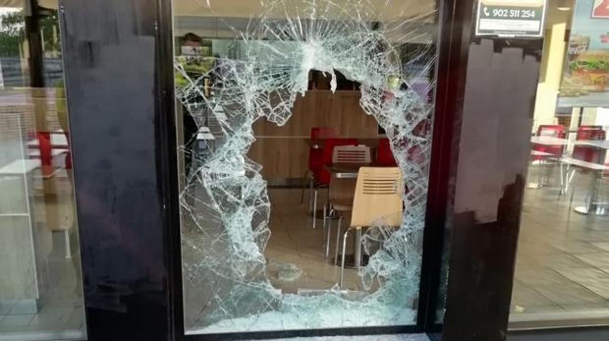 El escaparate destrozado de un restaurante de Los Palacios donde entraron a robar