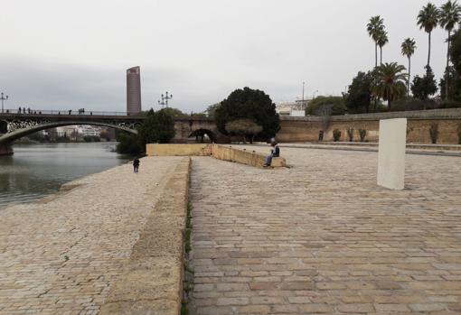 El Muelle de la Sal, con un adoquinado amarillo de Gerena