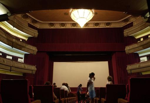 Escenario del cine Cervantes, el más antiguo de Sevilla, diseñado por Juan Talavera, representante del regionalismo