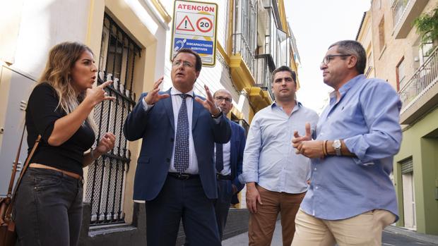 Una señal de tráfico pionera avisará en Sevilla de zonas especialmente transitadas por personas sordas