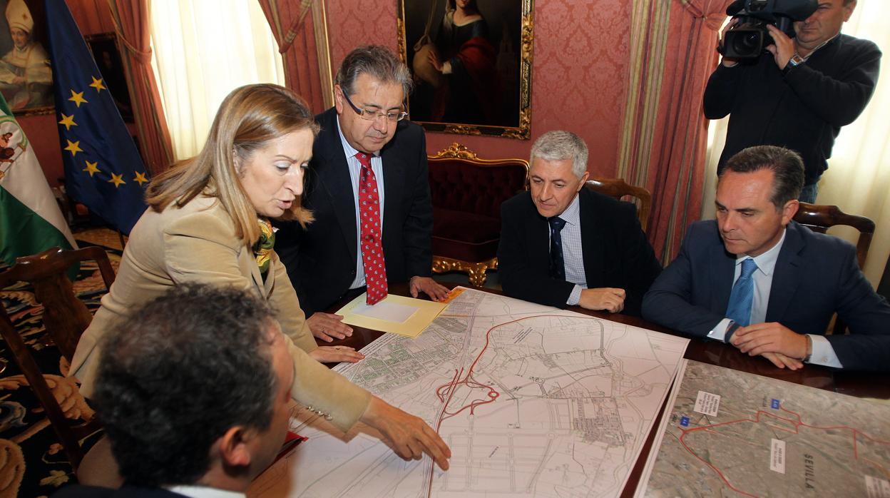 Ana Pastor y Juan Ignacio Zoido, con los planos de San Nicolás Oeste tras aprobarse su desarrollo en 2013