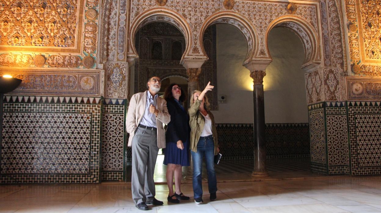 Bernardo Bueno, Isabel Rodríguez y una técnico en el Real Alcázar