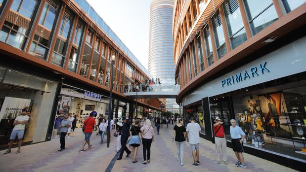 Goteras en la tienda Primark de Sevilla durante las primeras lluvias desde su inauguración