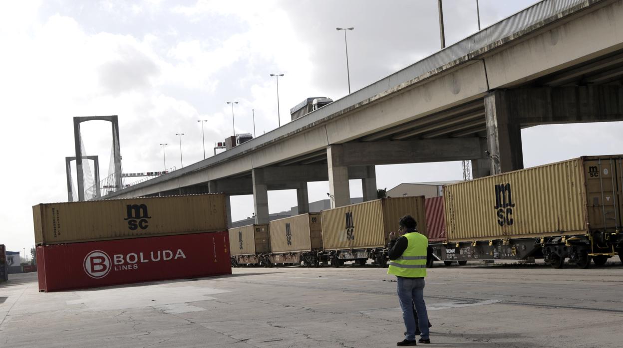 Contenedores preparados para la carga en el tren