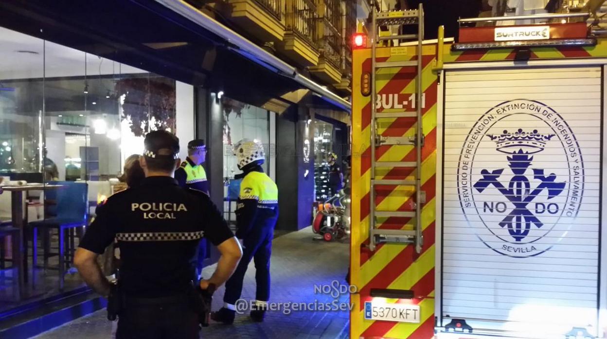 El tráfico se ha visto afectado por este incendio en la calle Águilas