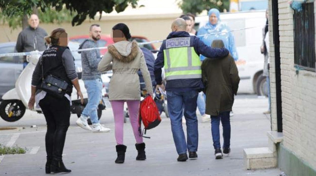 Un agente de la Policía Nacional y un familiar acompañan al hijo de la víctima