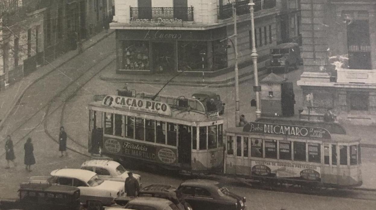 La Juguetería F. Cuevas, especializada en modelismo, en la plaza de San Francisco