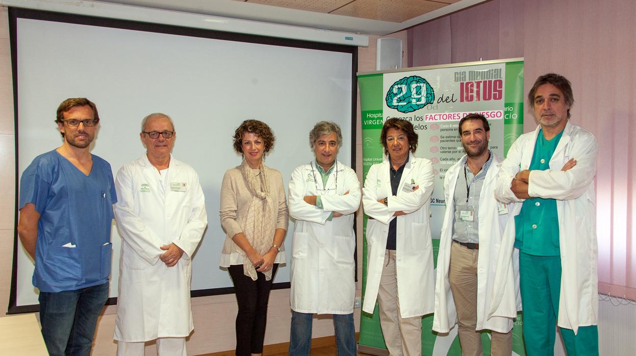 Felipe Pareja, director médico del Virgen del Rocío, en el centro, flanqueado por profesionales sanitarios