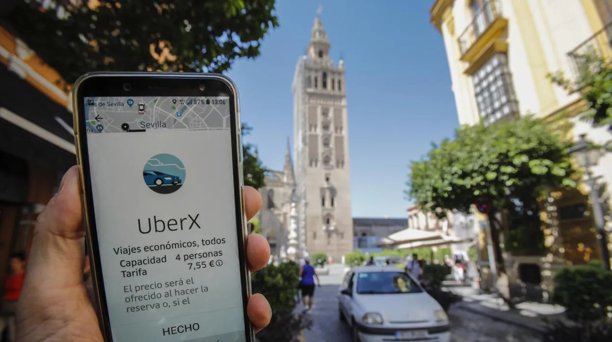 Un usuario de Uber contratando un servicio en la calle Mateos Gago