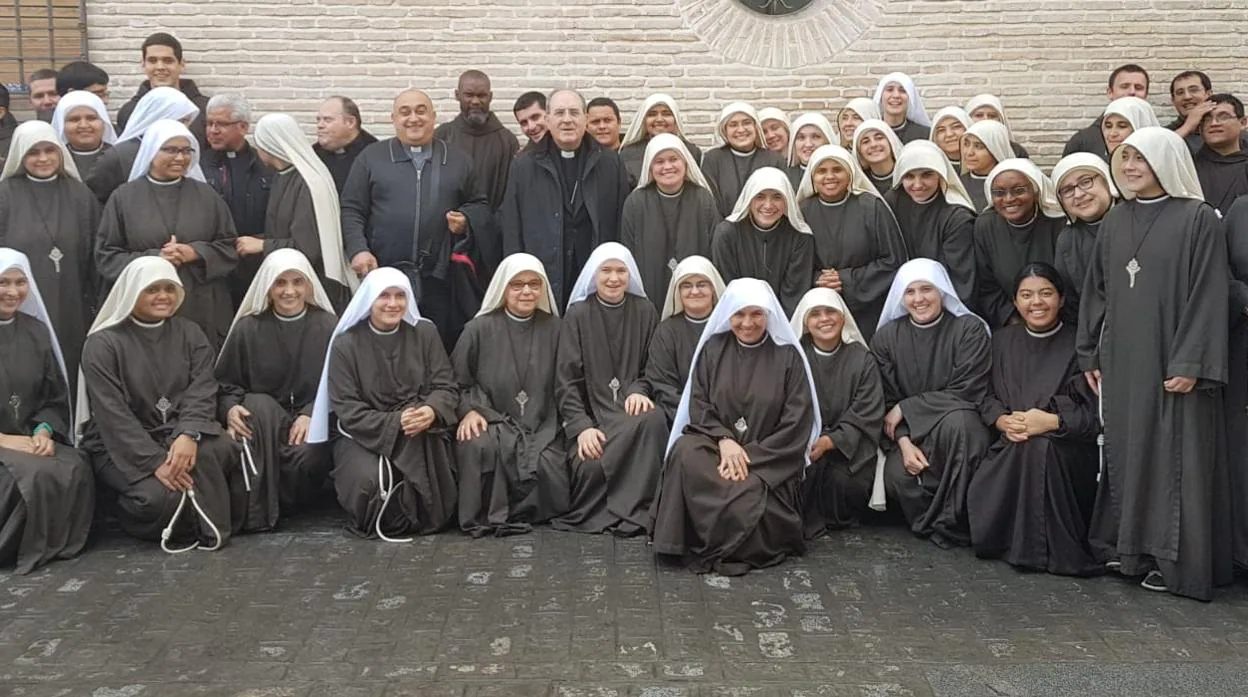 El arzobispo de Sevilla con la comunidad de Peregrinas de la Eucaristía este miércoles en Écija