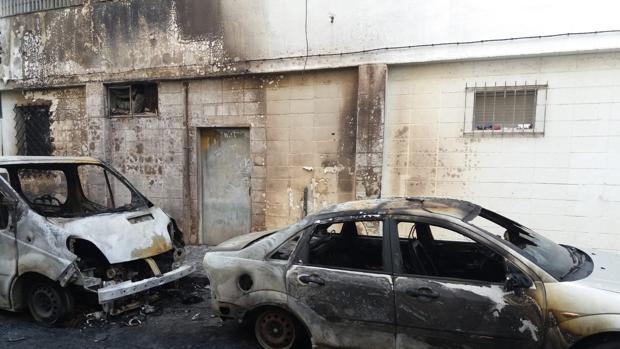Noche de vandalismo y quema de vehículos en Los Remedios de Sevilla